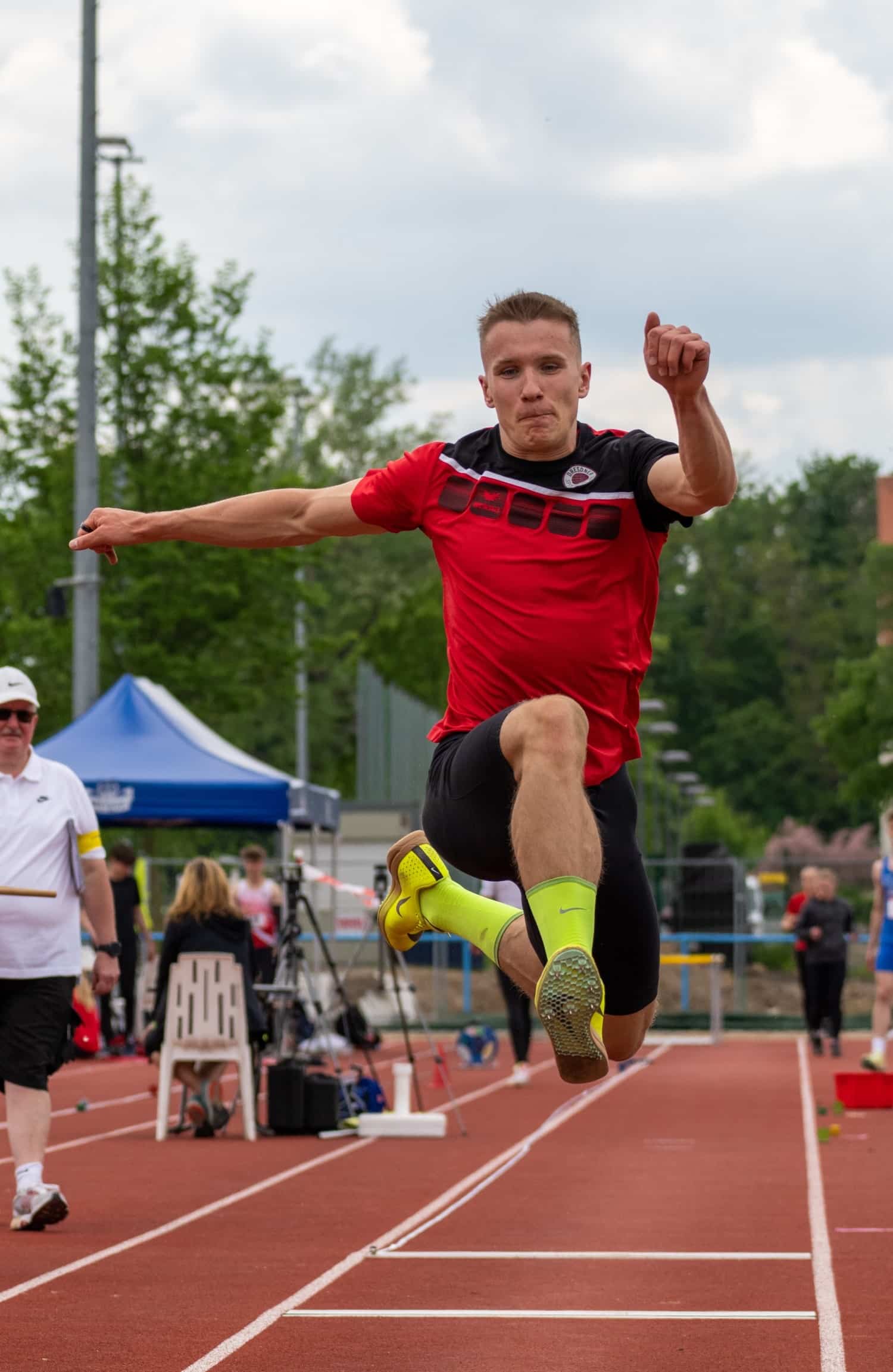 Pascal Boden in der Luft - Ganzkörperaufnahme